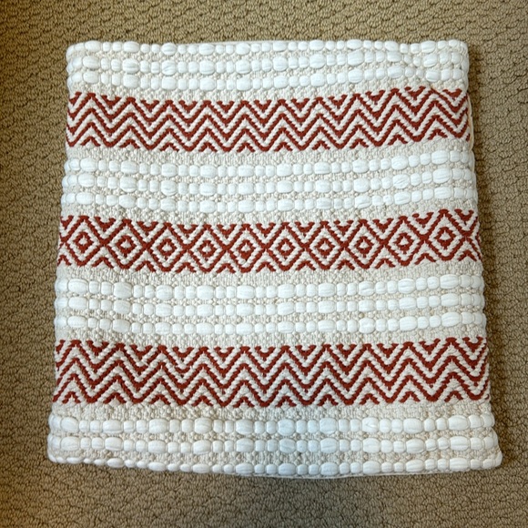 Two decorative pillow covers 18”x18” - Picture 4 of 4